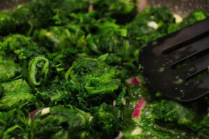 Cime di rapa sbollentate pronte per essere ripassate in padella con aglio.