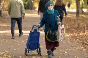 Dettaglio dell'assegno sociale per chi non ha versato contributi, con focus su età e reddito.