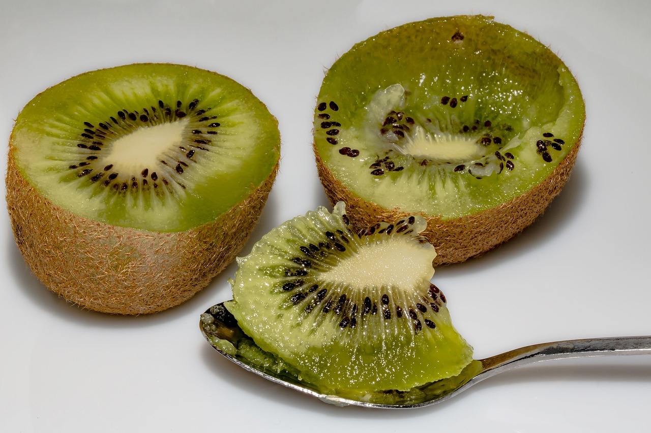 Due kiwi freschi su un tavolo, simbolo di un rimedio naturale contro la stitichezza.