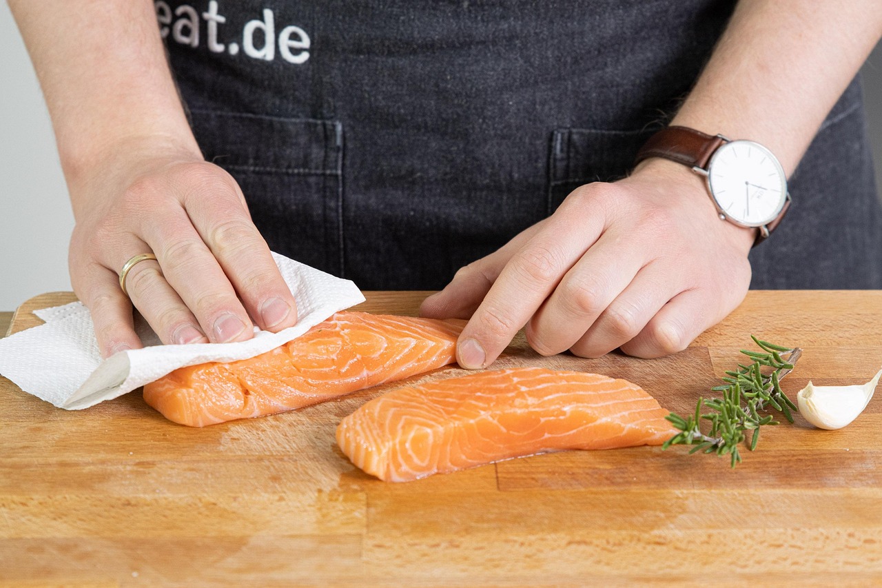 Un pezzo di carne scongelato lentamente in frigorifero, con un ambiente fresco e riposante.