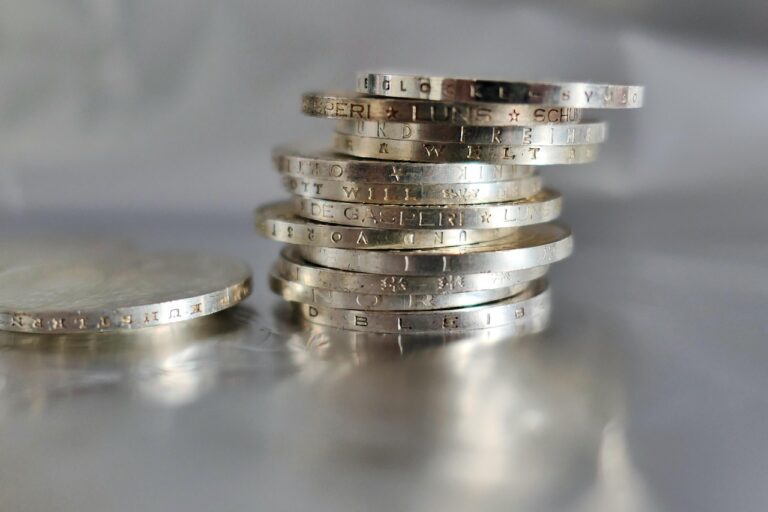 Monete Morgan Dollar, dollari d'argento storici, esposte su un tavolo con sfondo neutro.